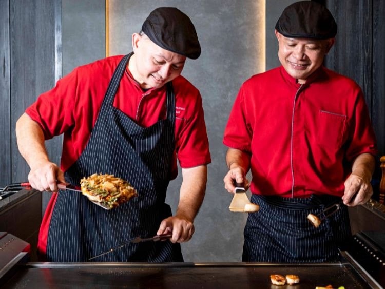 Chefs Panumas Chaisalee and Watchara Watthanasiri